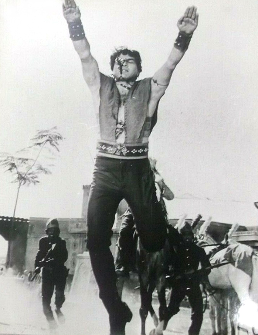DHARMENDRA-18pc-Bollywood-India-Vintage-Movie-Still-_57 (2).jpg