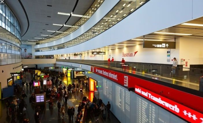 Аэропорт Вены встречает туристов