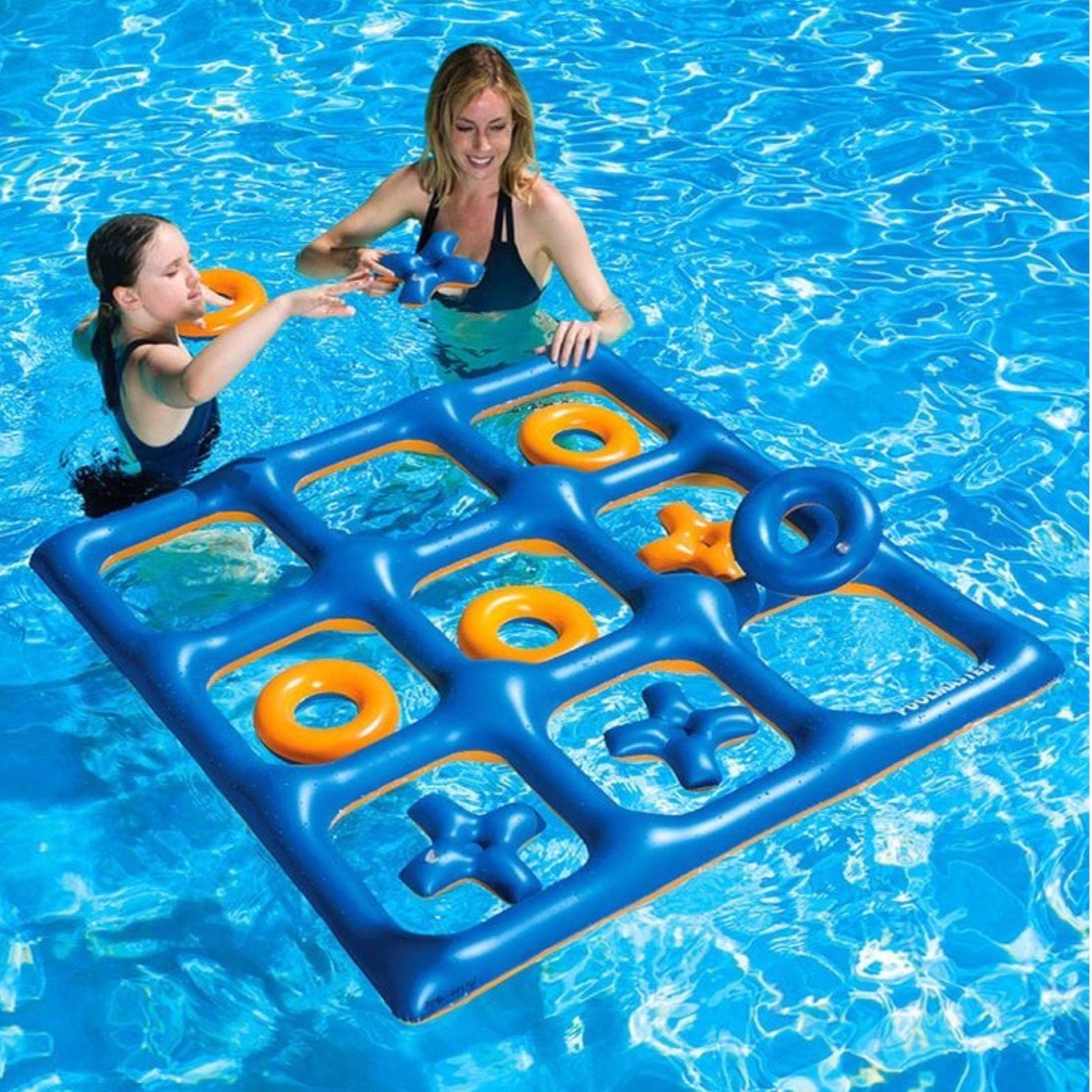 Во что поиграть вдвоем с ребенком. Инвентарь для купания. Игрушки для бассейна. Игры в бассейне для детей. Игрушки плавающие для бассейна.