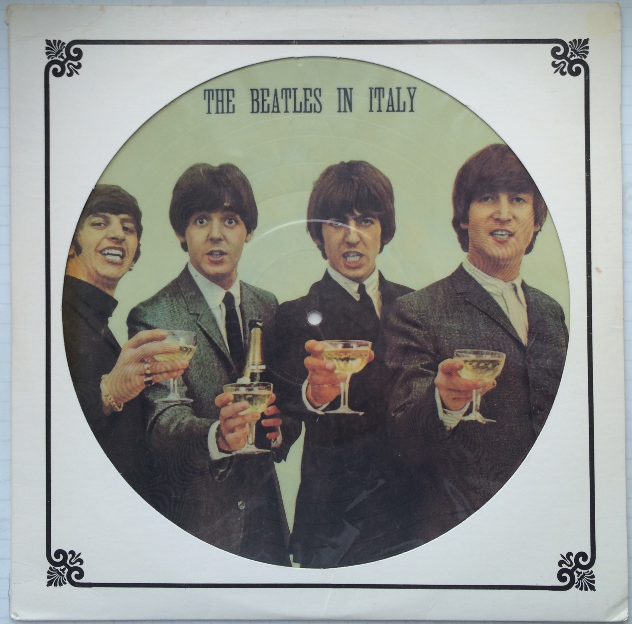 Битлз кам. Обложка винила Битлз. Пластинка Битлз. Виниловая пластинка Beatles 1977. Платистинка Бител обложка.