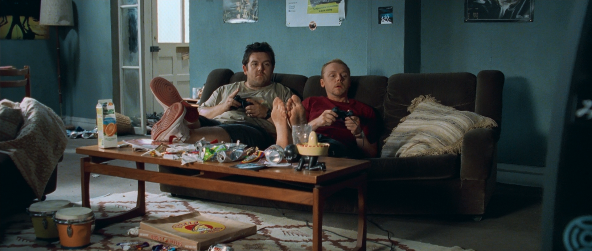 Shaun of the Dead 2004 BDRip 1080p (OMSKBIRD).mkv_snapshot_00.04.39.200.png