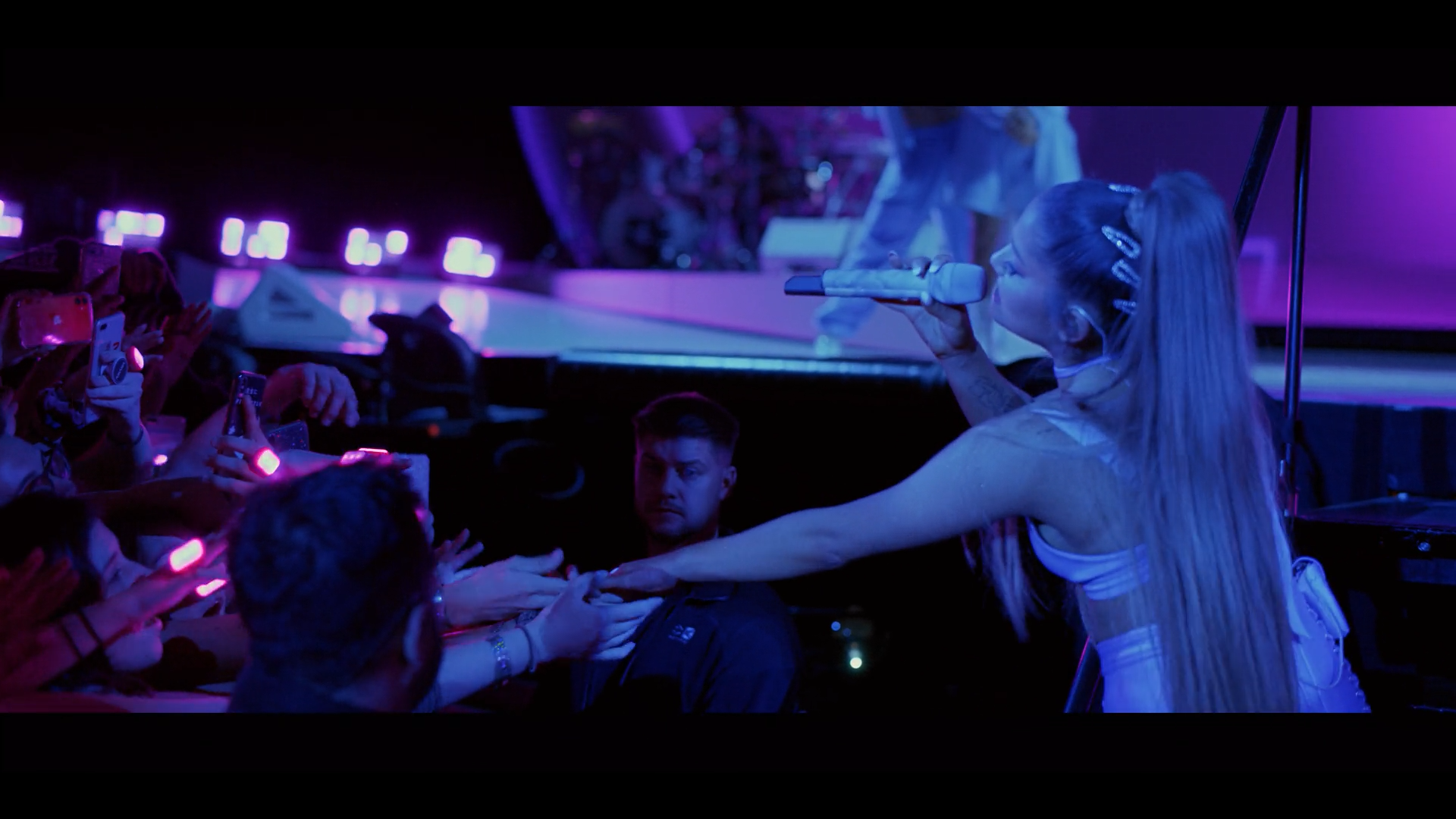ariana.grande.excuse.me.i.love.you.1080p.web.h264-naisu.mkv_snapshot_00.50.48.622.png