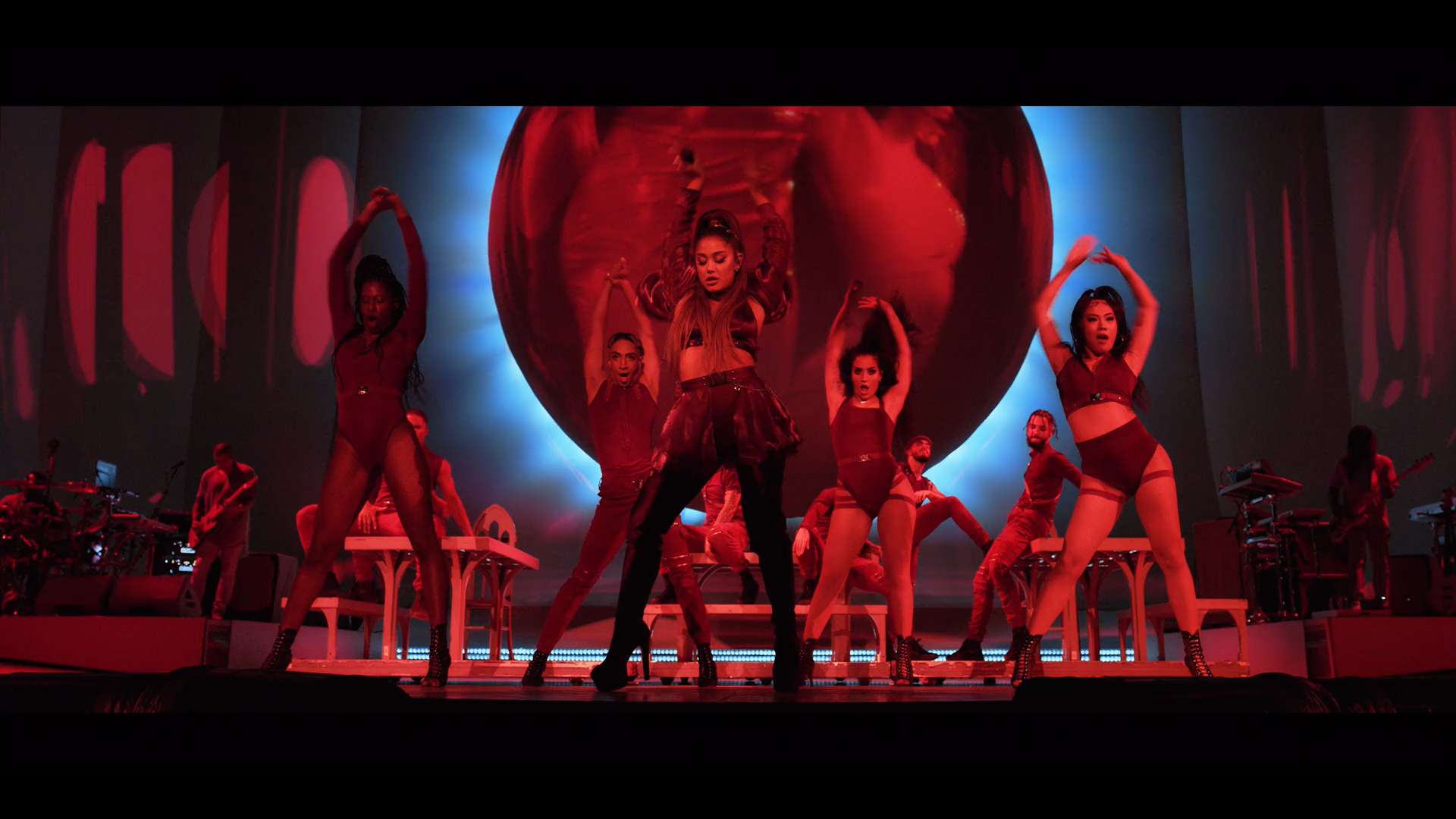 ariana.grande.excuse.me.i.love.you.1080p.web.h264-naisu.mkv_snapshot_00.08.40.520.png