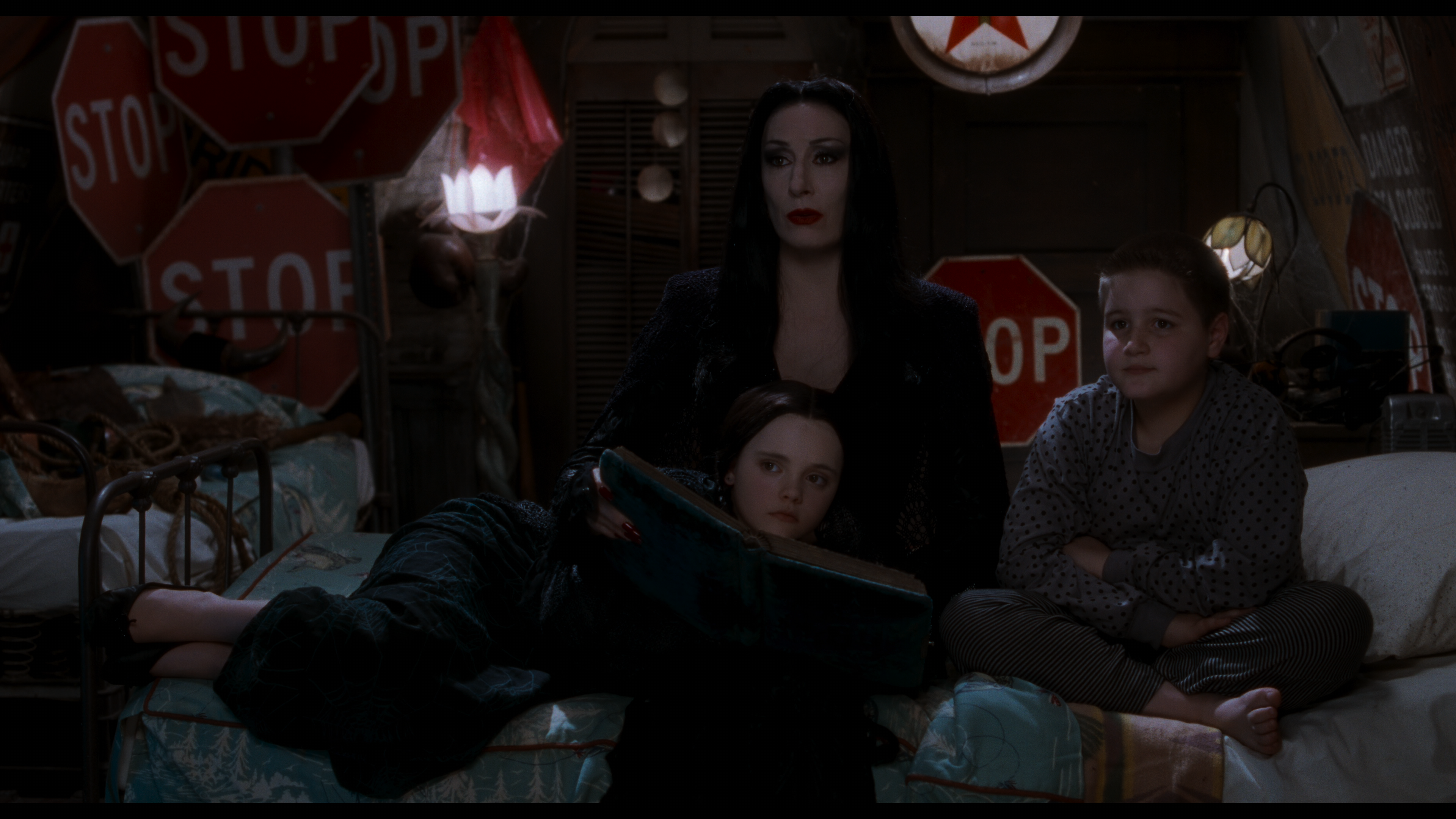 The.Addams.Family.1991.Theatrical.Cut.UHD.BDRemux.2160p.DTS-HD.MA.5.1.DoVi-DVT.mkv_snapshot_00.37.46_[2021.11.26_22.16.11].png