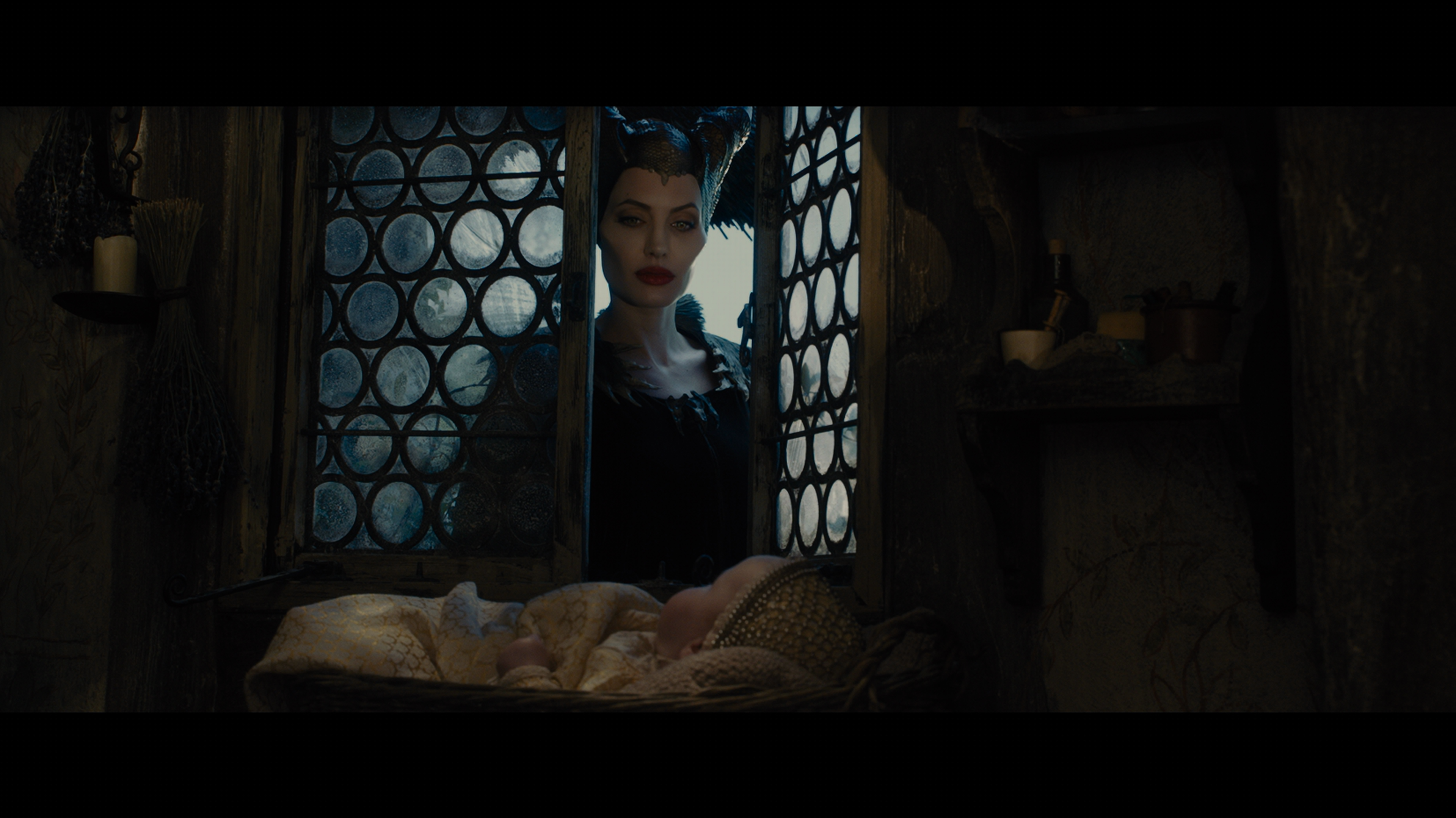 Maleficent.2014.2160p.UHD.BDRemux.TrueHD.Atmos.7.1.P8.HYBRID.DoVi-DVT.mkv_003541.264.png