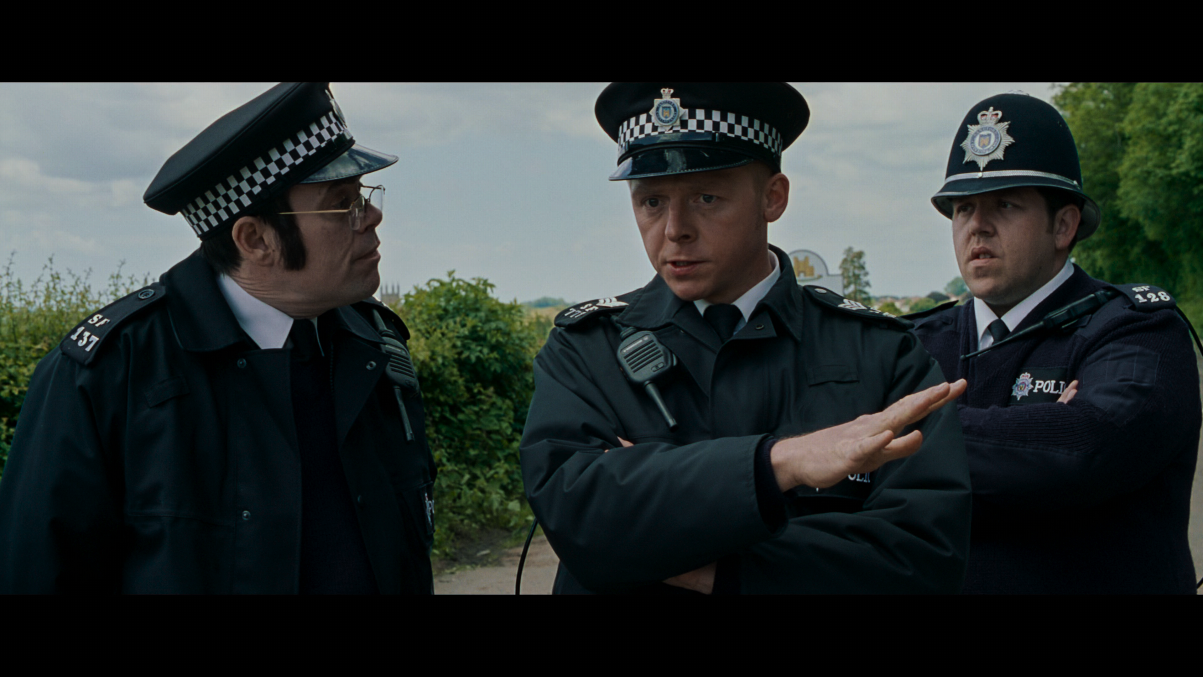Hot.Fuzz.2007.UHD.BDRemux.2160p.HDR.DoVi.Hybrid.P8.by.DVT.mkv_snapshot_00.40.00_[2022.01.07_12.23.04].png