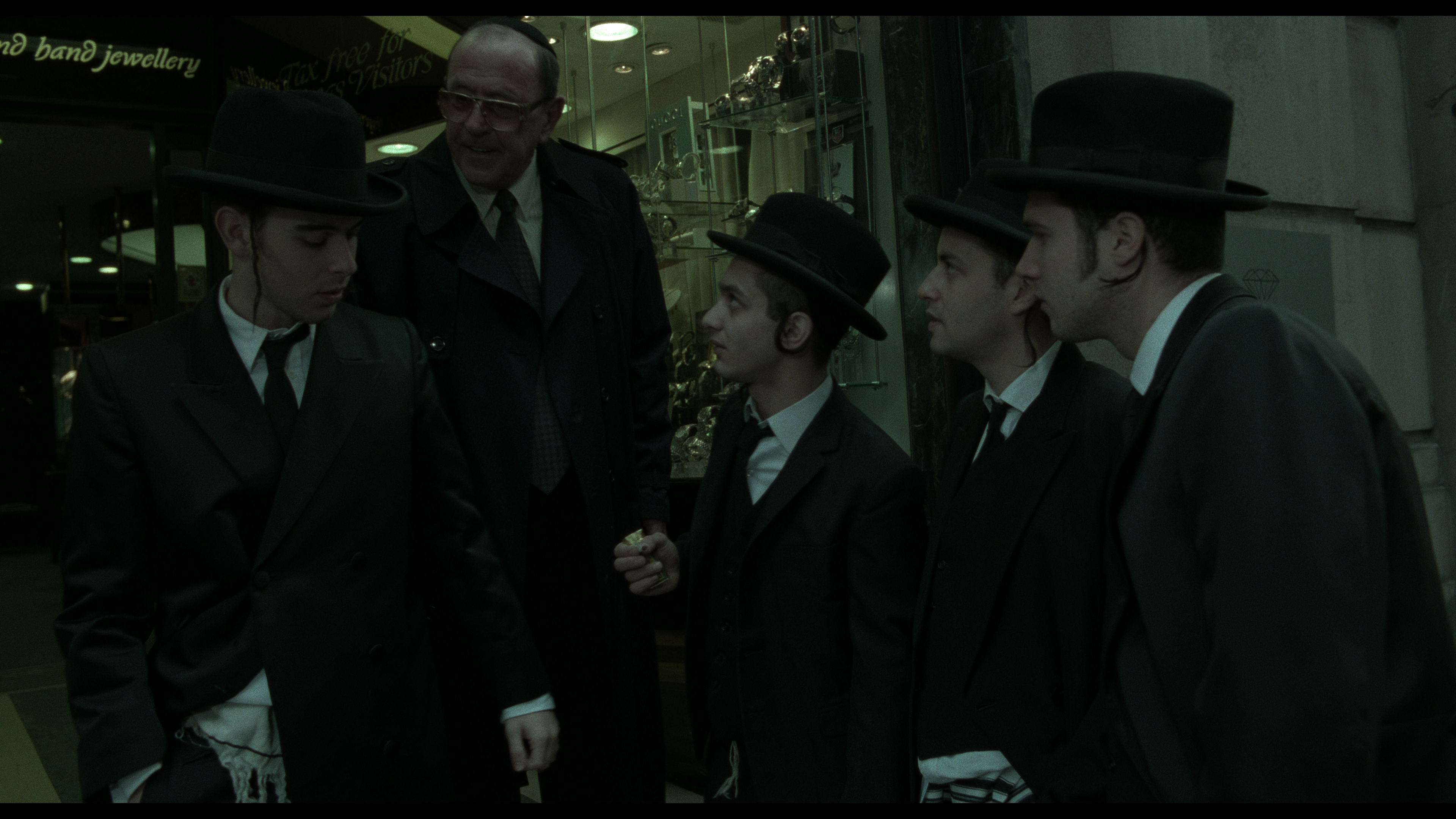 Snatch.2000.UHD.2160p.BDRemux.TrueHD.7.1.Atmos.HDR10Plus.DoVi.Hybrid.P8.by.DVT.mkv_20220117_174711.379.png
