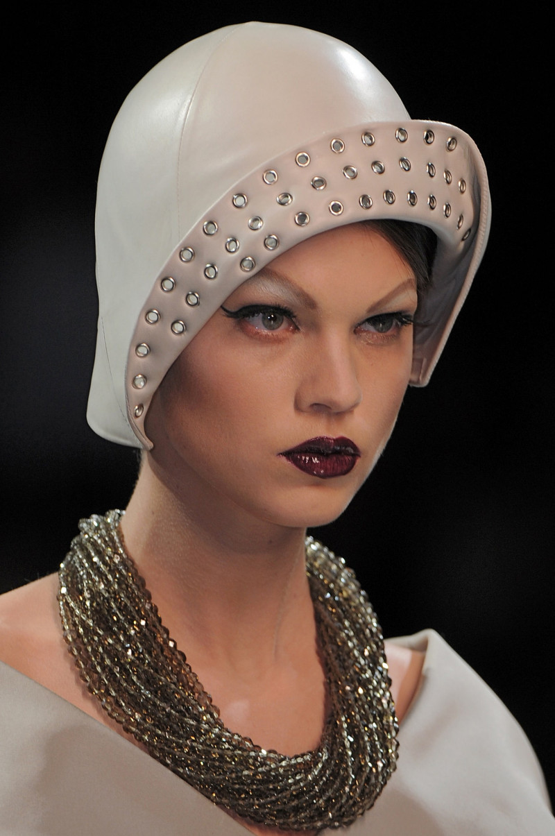 christian-dior-fall-2008-couture-details-00020h-alexandra-tomlinson.jpg