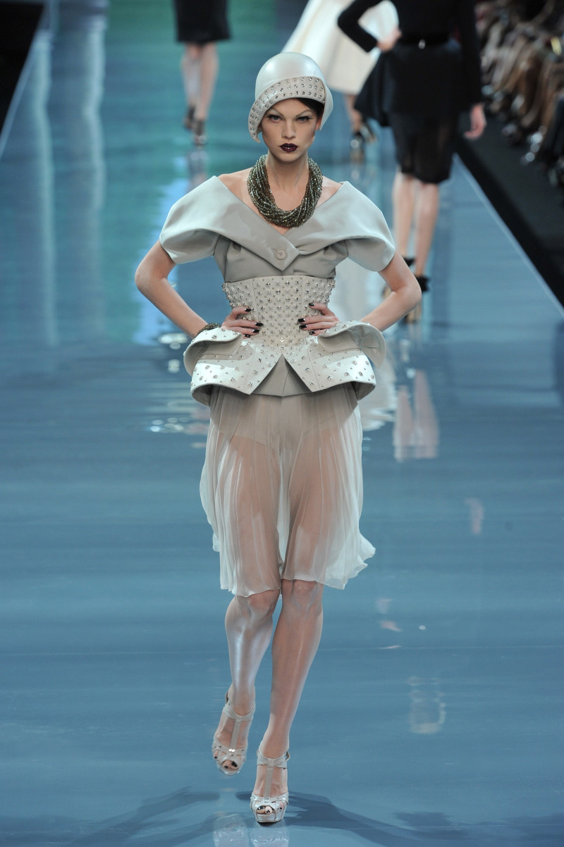 christian-dior-fall-2008-couture-00030h-alexandra-tomlinson.jpg