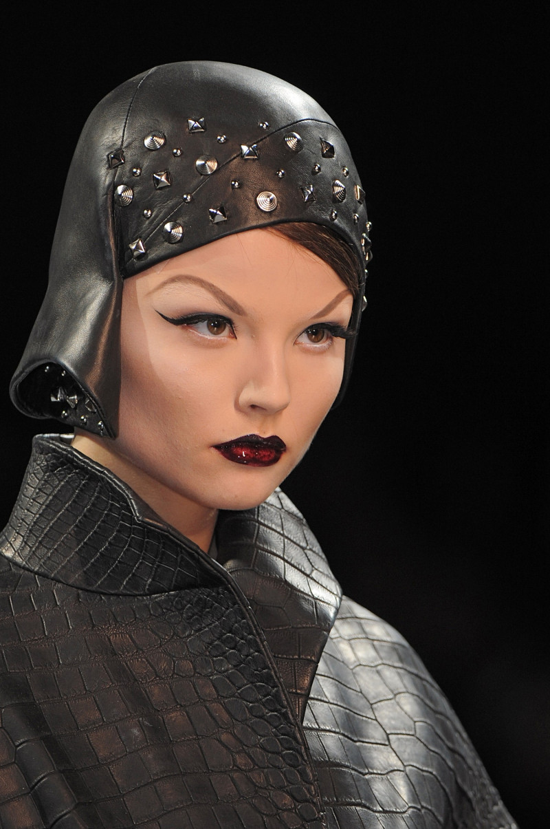 christian-dior-fall-2008-couture-details-00040h-magdalena-frackowiak.jpg