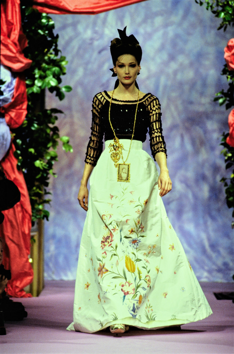 046-christian-lacroix-spring-1994-couture-CN10056695-carla-bruni.jpg