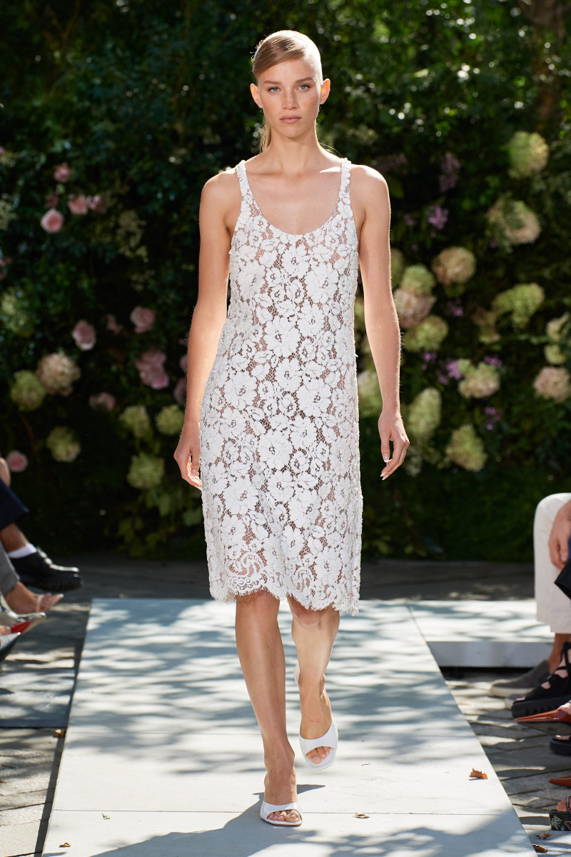 00048-Michael-Kors-Spring-22-RTW-New-York-credit-gorunway.jpg