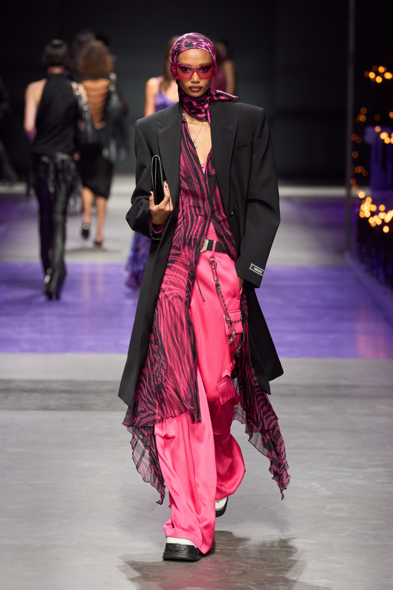 00019-versace-spring-2023-ready-to-wear-credit-gorunway.jpg