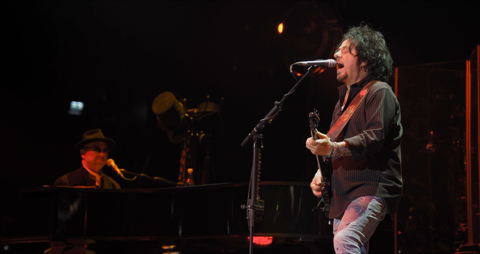 Toto - 40 Tours Around the Sun.BDRip1080p.mkv_20220928_214239.627.png