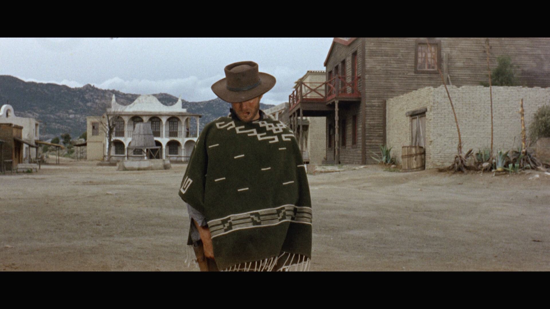 Per un pugno di dollari_1964г_Sergio Leone, Clint Eastwood, Lee Van Cleef  Gian Maria Volonte.mkv_20230319_161157.212.png