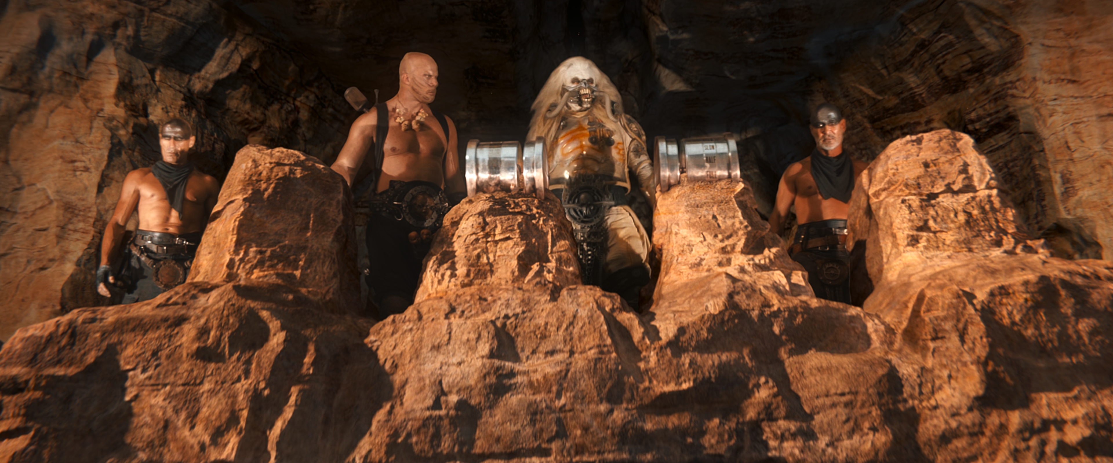 Безумный Макс - Дорога ярости (Mad Max - Fury Road) 2015.mkv_snapshot_00.07.52.889.jpg