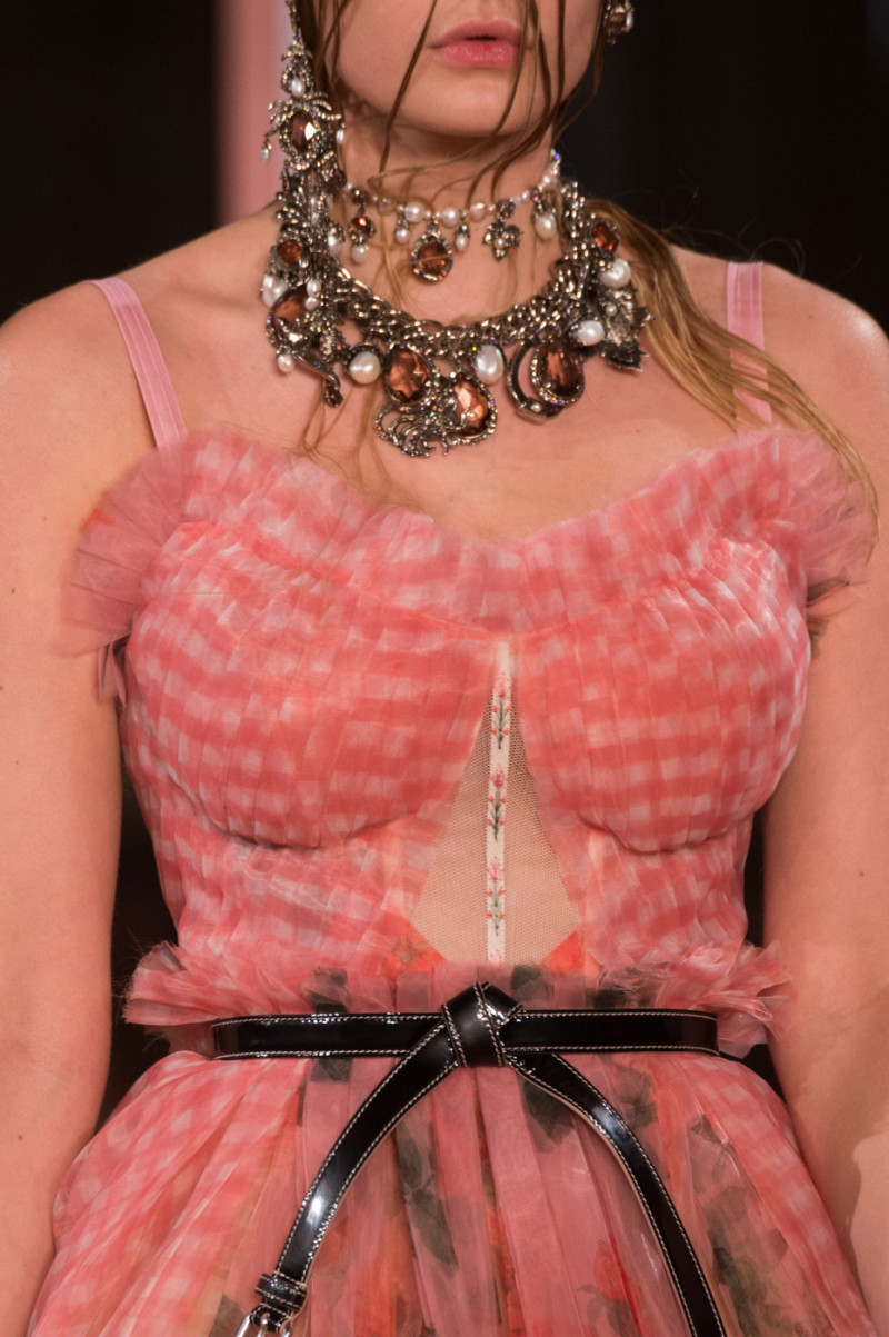 Alexander+McQueen+Spring+2018+Details+AArY24zt7ngx.jpg