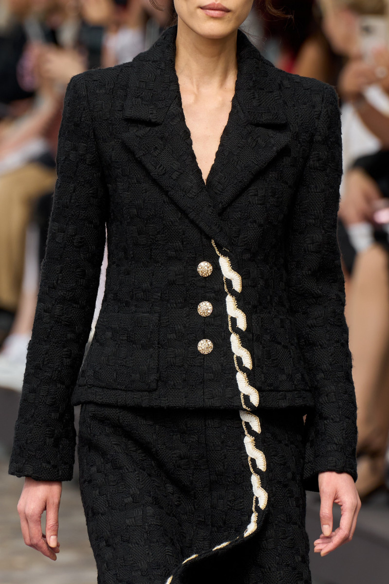 00017-chanel-fall-2023-couture-detail-credit-gorunway.jpg