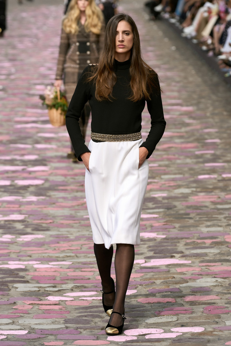 00038-chanel-fall-2023-couture-credit-gorunway.jpg