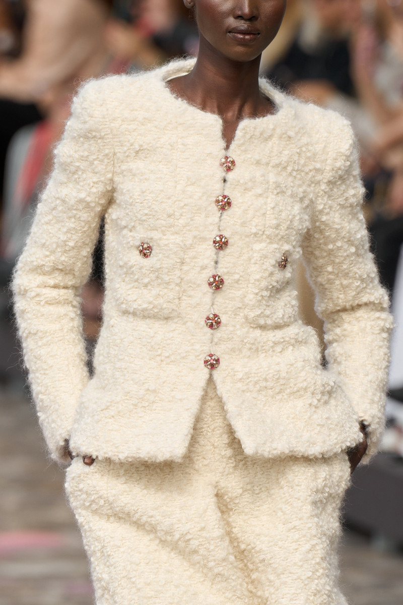00015-chanel-fall-2023-couture-detail-credit-gorunway.jpg