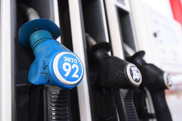 Цена бензина на российской бирже снижается второй день подряд