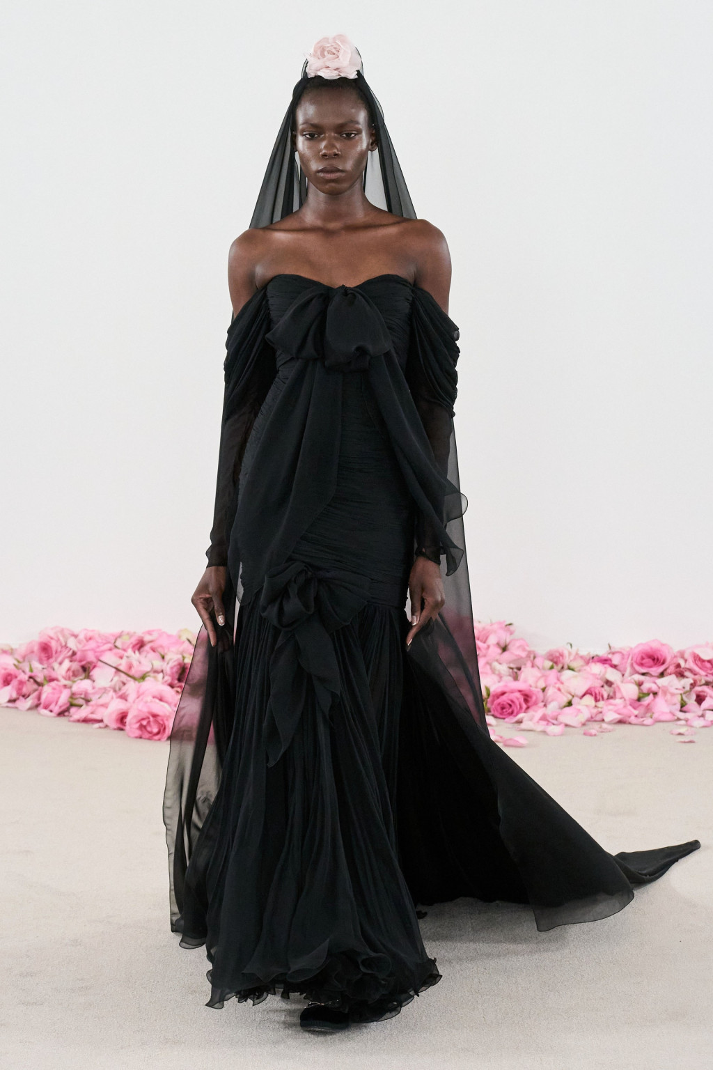 00006-giambattista-valli-fall-2023-couture-credit-gorunway.jpg