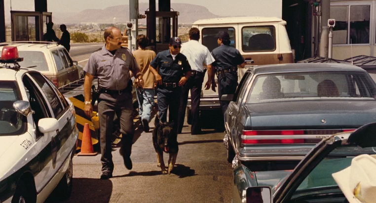 From.Dusk.Till.Dawn.1996.HDRip-AVC.ExKinoRay.mkv_snapshot_00.37.51.417.png