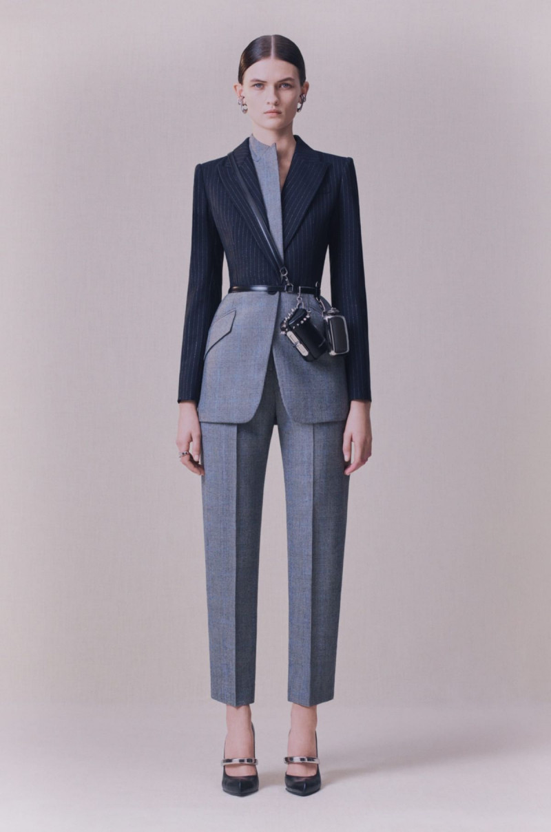 Alexander-McQueen-pre-fall-20-5436-1578994135.jpg