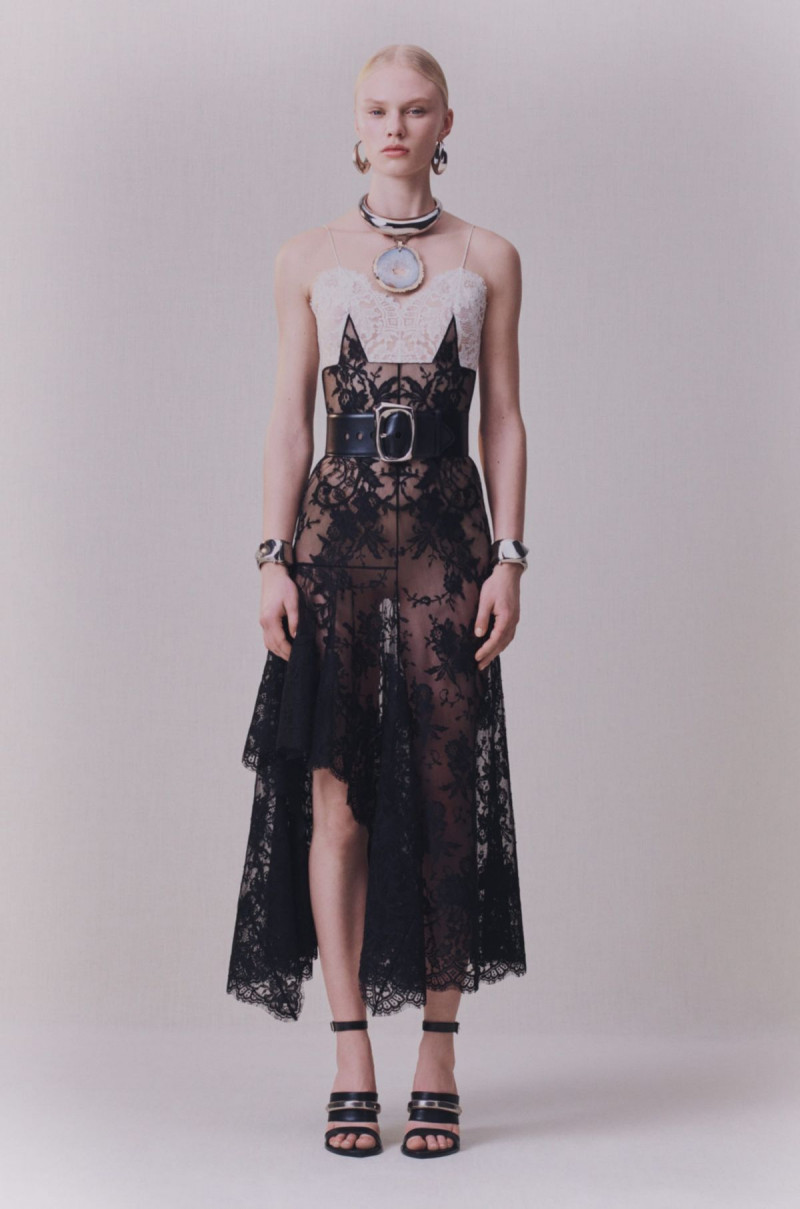Alexander-McQueen-pre-fall-20-5442-1578994138.jpg