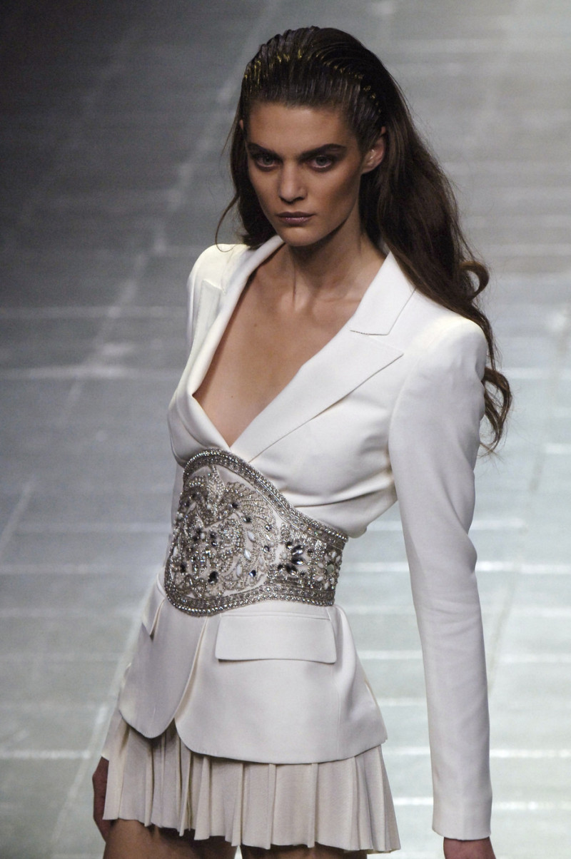 Alexander+McQueen+Spring+2006+o1RFzH2nEdJx.jpg