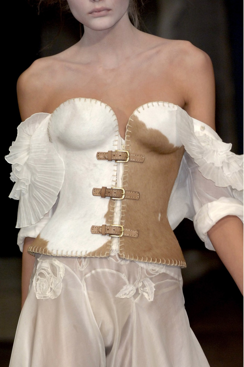 Alexander+McQueen+Spring+2007+Details+v-m9vdWBXM_x.jpg