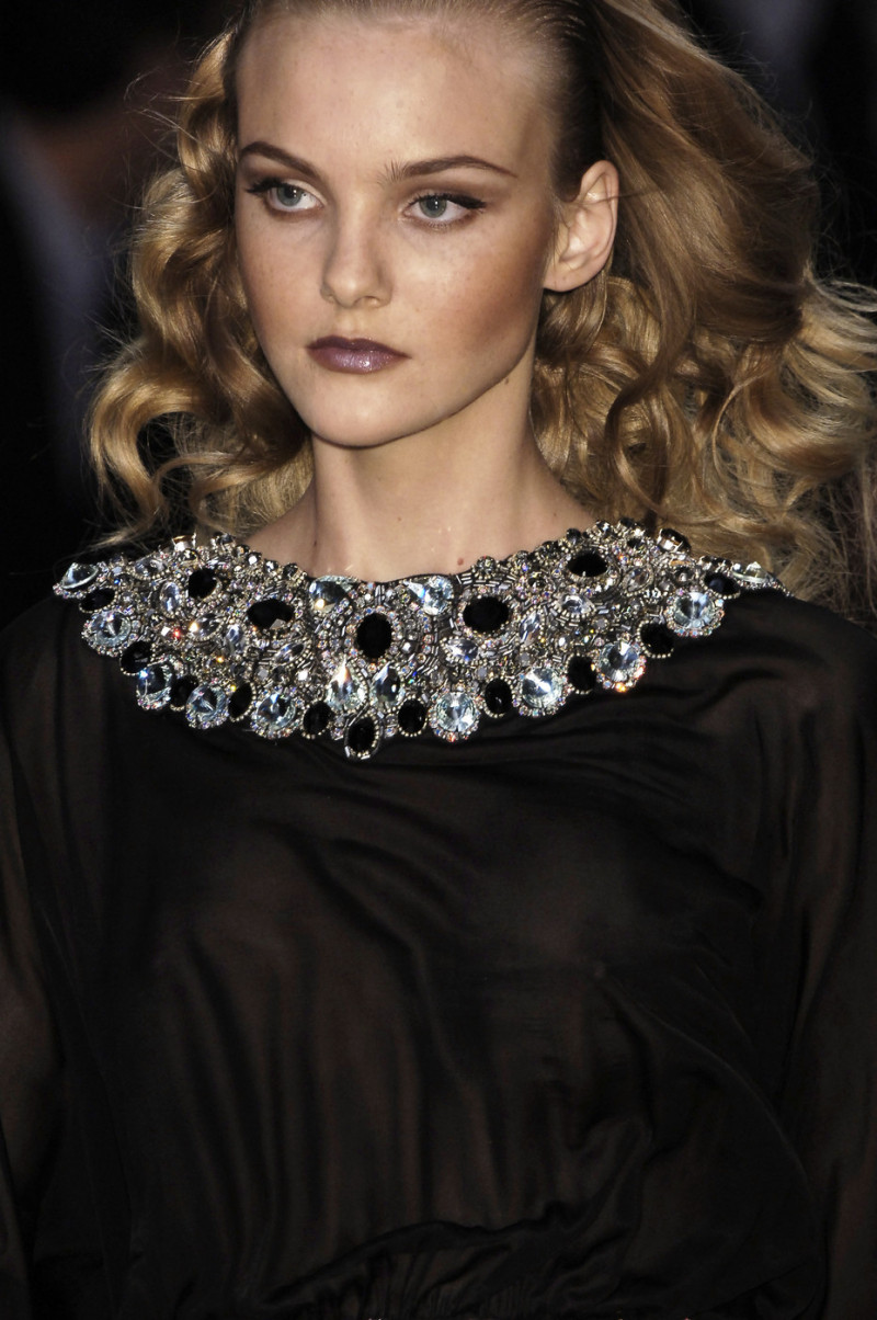 Alexander+McQueen+Spring+2006+Details+M8O-0a-xSWOx.jpg