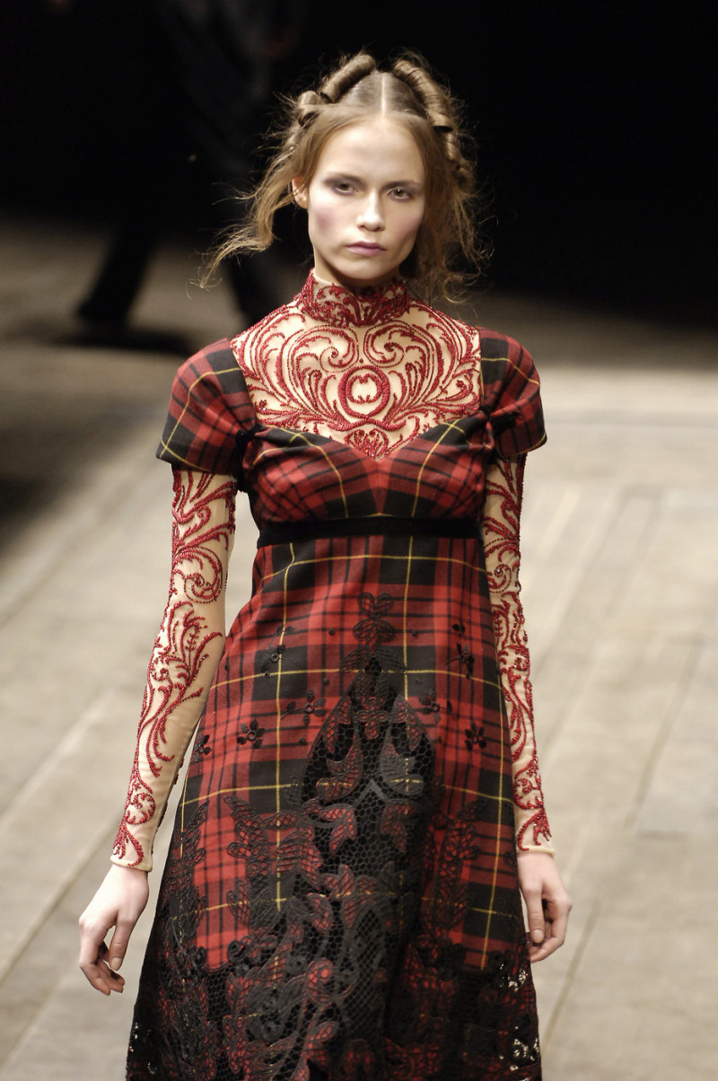 Alexander+McQueen+Fall+2006+jTefrG1rxmox.jpg