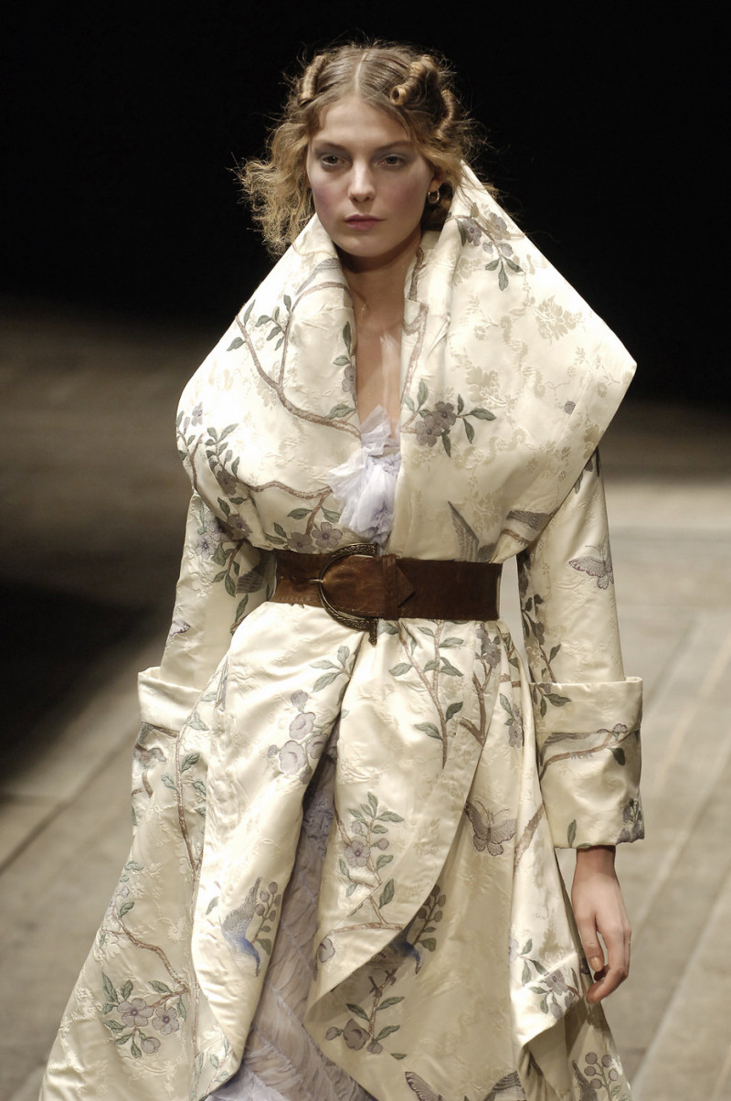 Alexander+McQueen+Fall+2006+519jhK1FgJBx.jpg