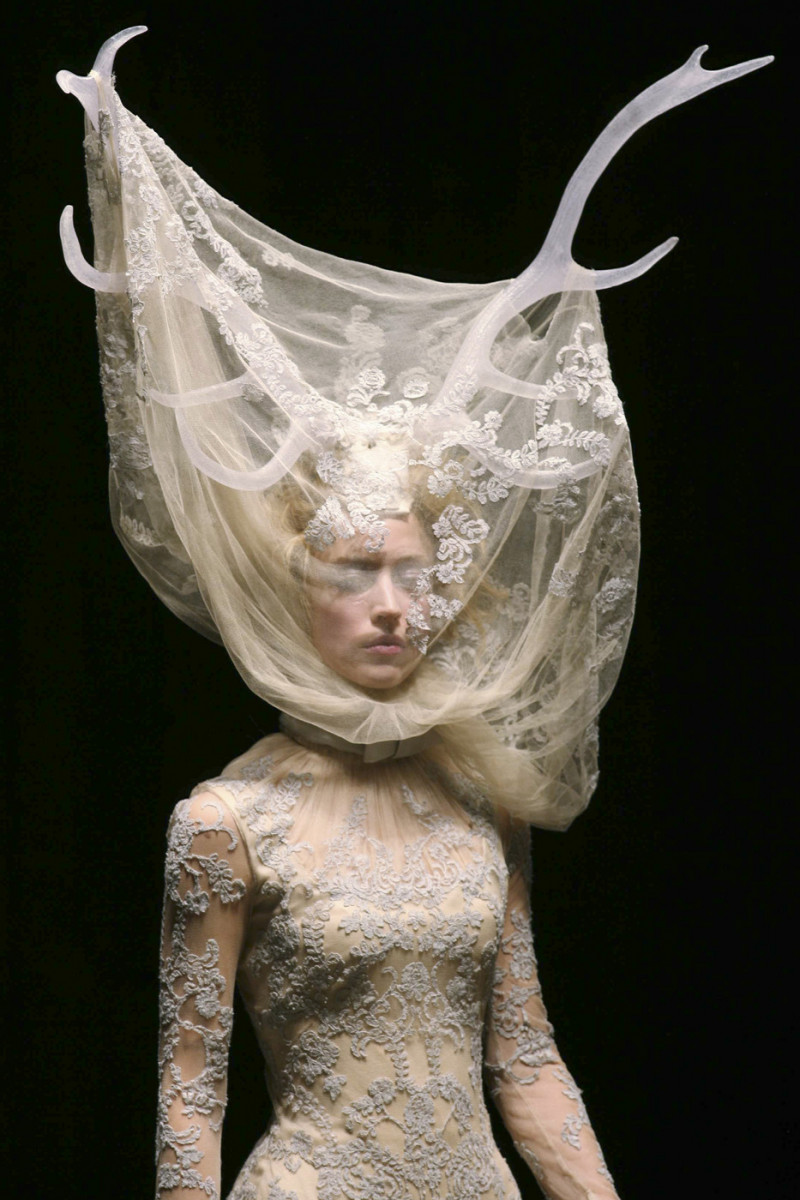 Alexander+McQueen+Fall+2006+Details+pqBgjM2D8Lox.jpg