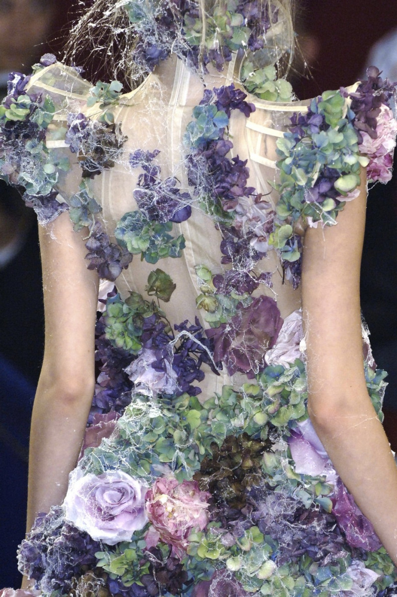 Alexander+McQueen+Spring+2007+Details+EgjhesqFiUkx.jpg