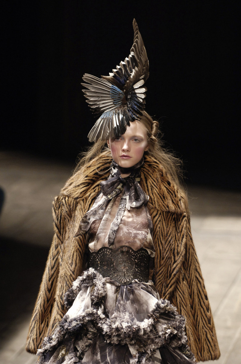 Alexander+McQueen+Fall+2006+EXmX6YVPGRhx.jpg
