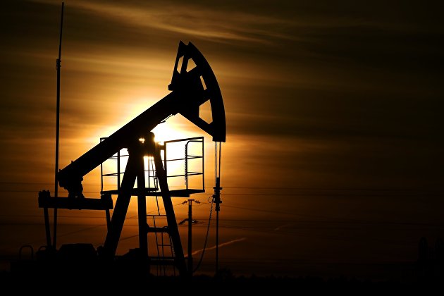 Цены на нефть немного ускорили снижение в четверг