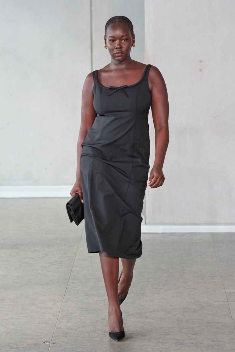 00021-carolina-herrera-spring-2024-ready-to-wear-credit-gorunway.jpg