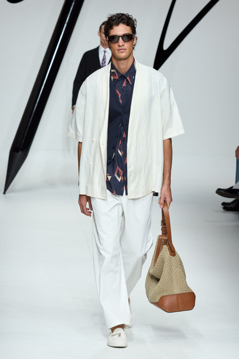 00077-giorgio-armani-spring-2024-menswear-credit-gorunway.jpg