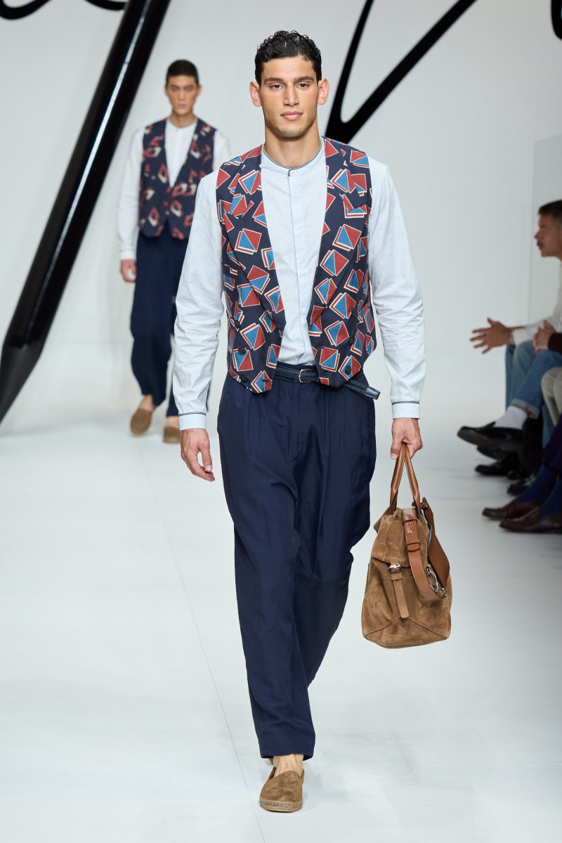 00057-giorgio-armani-spring-2024-menswear-credit-gorunway.jpg
