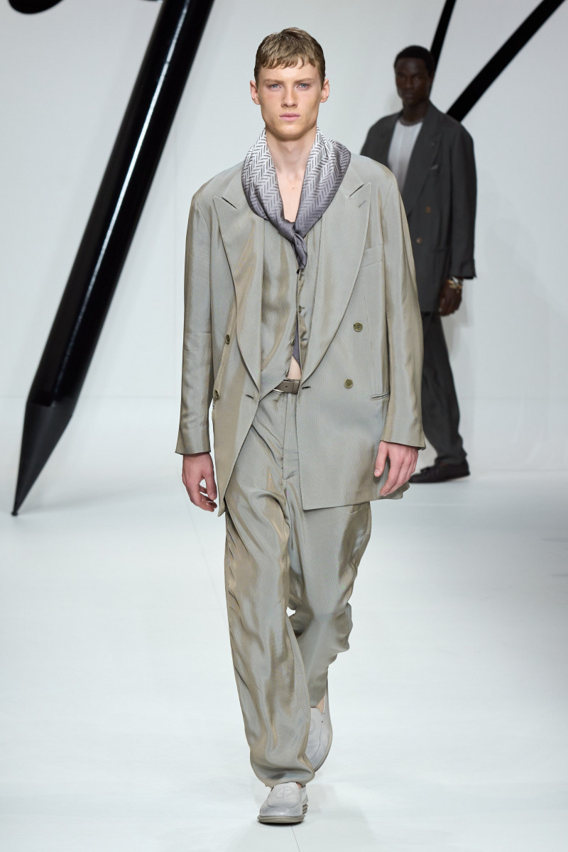 00031-giorgio-armani-spring-2024-menswear-credit-gorunway.jpg