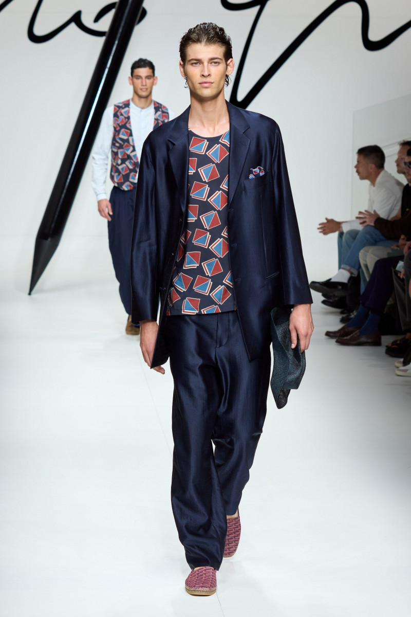 00056-giorgio-armani-spring-2024-menswear-credit-gorunway.jpg