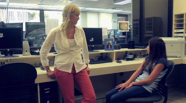 Zoey to the Max 2015 WEB-DLRip.avi_snapshot_00.27.09.png