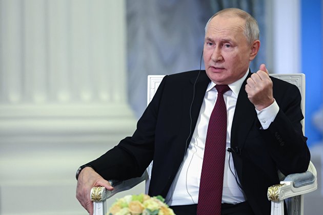 Путин ждет до 10 ноября доклад о мерах по урегулированию цен на топливо