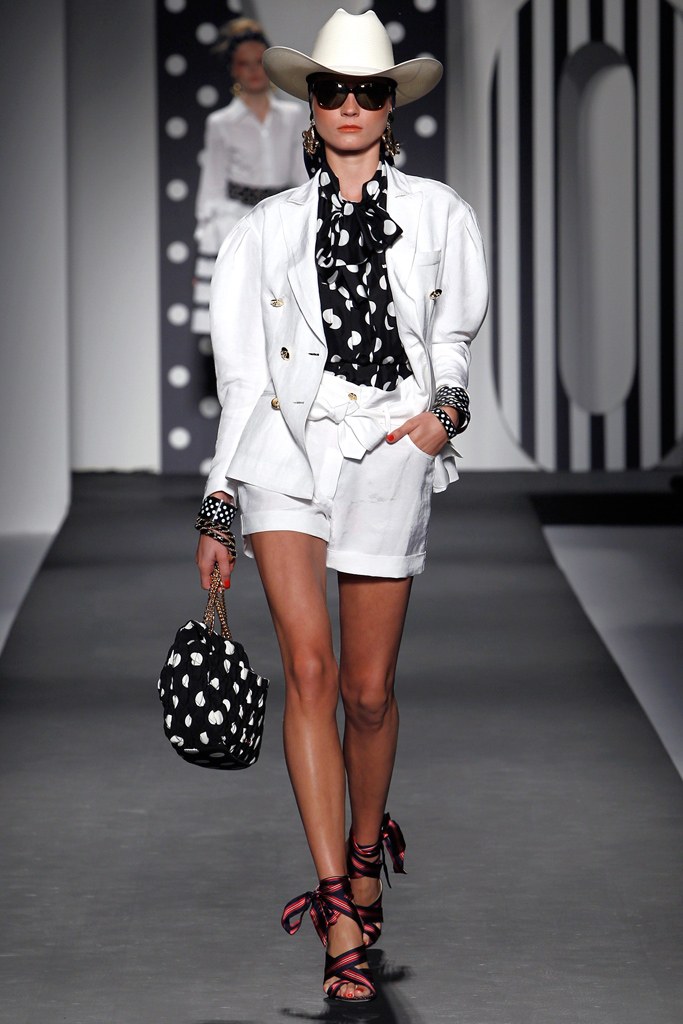 Мода март. Москино шорты белые. Moschino коллекция со шляпами. Moschino 2010 Summer.