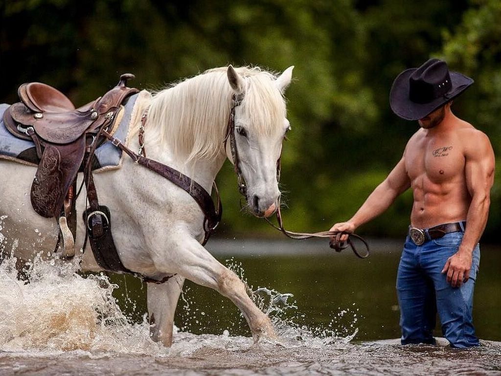 Мужчина бык и мужчина лошадь