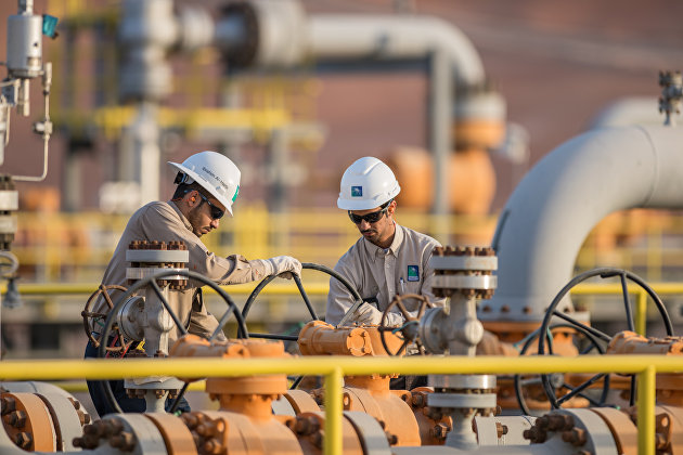 Saudi Aramco снизила цены на нефть для Азии до минимума за два года