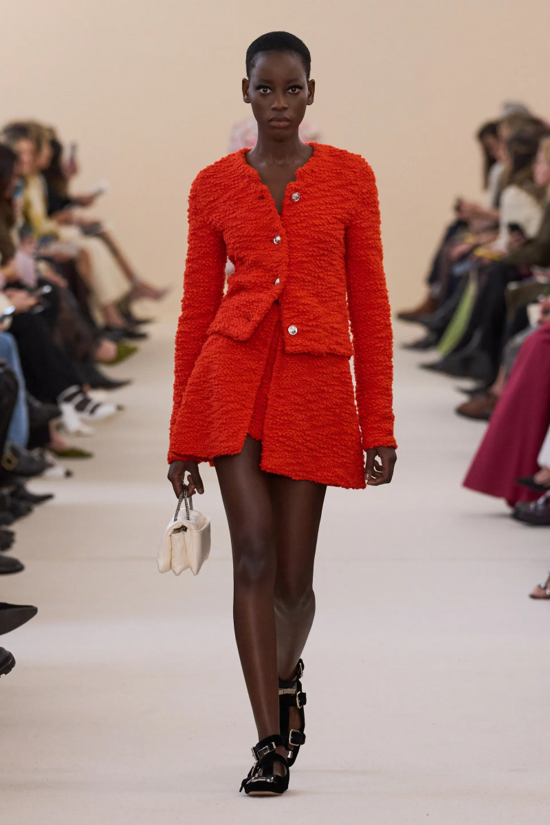 00040-giambattista-valli-fall-2024-ready-to-wear-credit-gorunway.webp