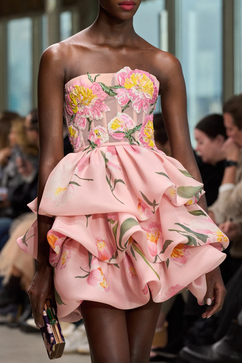 00074-carolina-herrera-detail-fall-2024-ready-to-wear-credit-gorunway.webp